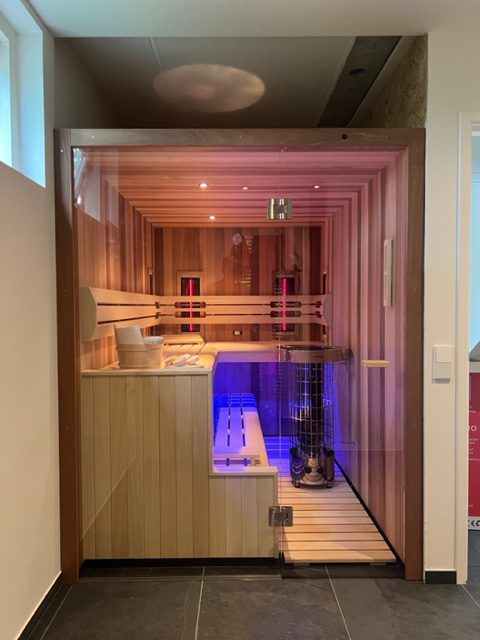 Combi sauna met blauwe ledverlichting