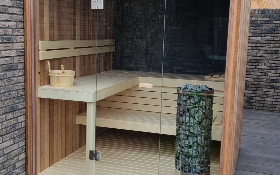 Buiten sauna met overkapping